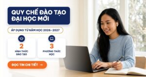 Banner quy chế đào tạo đại học mới áp dụng từ năm học 2026–2027: 2 hình thức đào tạo, 3 phương thức học; nữ học viên học trực tuyến trên laptop
